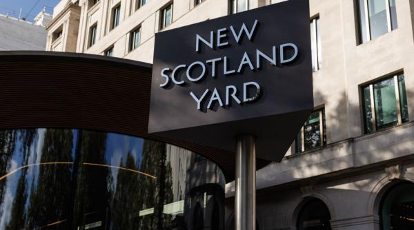 Scotland Yard și-a spionat propriii polițiști cu AI de la Palantir. Trei ofițeri arestați, sute sunt anchetați pentru corupție