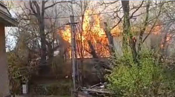 11 case din lemn au luat foc in vrancea pompierii au intervenit cu 13 autospeciale exista riscul propagarii flacarilor