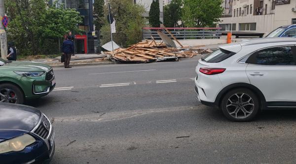 dezastru in moldova din cauza vantului puternic momentul in care rafalele smulg acoperisul unui bloc copaci cazuti pe strazi