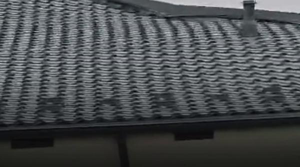 dezastru in moldova din cauza vantului puternic momentul in care rafalele smulg acoperisul unui bloc furtuna de nisip la iasi