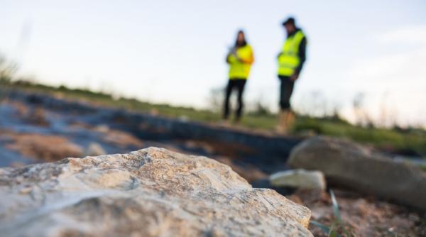 niste muncitori au gasit o adevarata comoara sub o autostrada obiectele au o vechime de peste 2 200 de ani