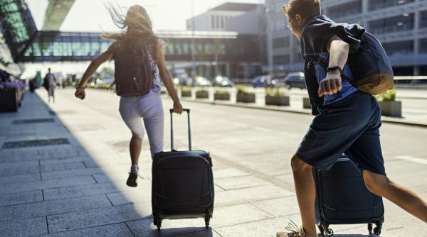 o companie aeriana elimina bagajul de mana gratuit ce taxe vor plati pasagerii