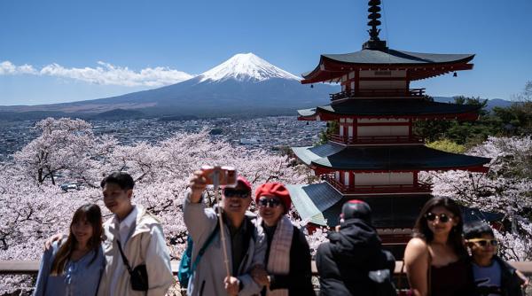 Un orășel japonez de la poalele Muntelui Fuji și-a anulat festivalul de cireși înfloriți ca să scape de turiști. N-a funcționat