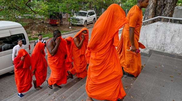 22 de calugari au fost arestati in sri lanka dupa ce vamesii au descoperit 110 kilograme de cannabis in bagajele lor