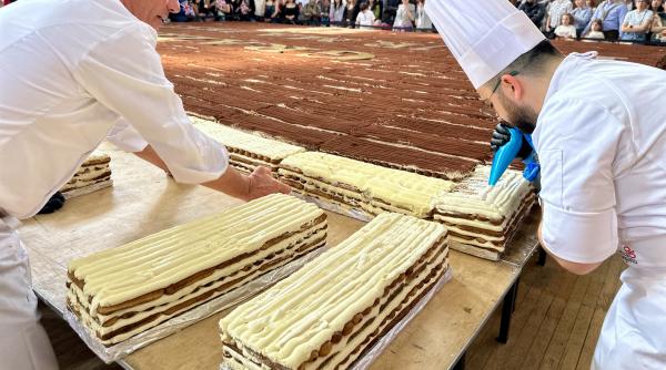 cel mai lung tiramisu din lume tocmai a intrat in cartea recordurilor la londra cum arata desertul urias de peste 400 de metri