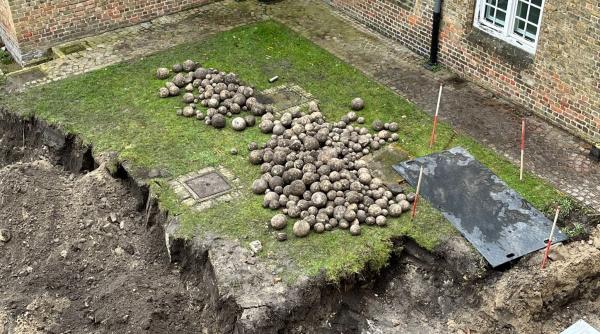 descoperire arheologica surpriza pe santierul primariei 500 de ghiulele medievale au fost gasite in centrul unui oras din belgia