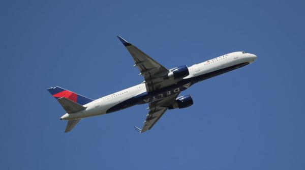 O femeie a născut într-un avion Delta Air Lines, cu 30 de minute înainte de aterizare. "A fost destul de nebunesc să vezi totul"