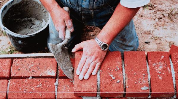 un constructor care a luat 25 000 de euro de la client ca sa i ridice o casa a pierdut toti banii la pacanele instanta l a achitat