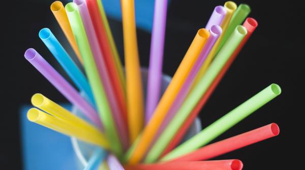 un francez de 18 ani care a lins un pai dintr un automat de sucuri din sigapore risca 2 ani de inchisoare