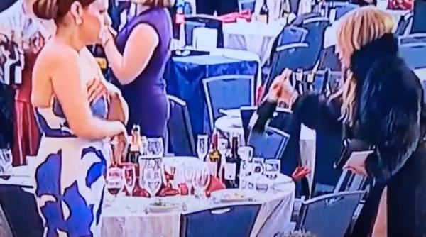 video in haosul produs de impuscaturile de la dineul corespondentilor o femeie s a gandit sa fure sticlele de vin scumpe de pe mese