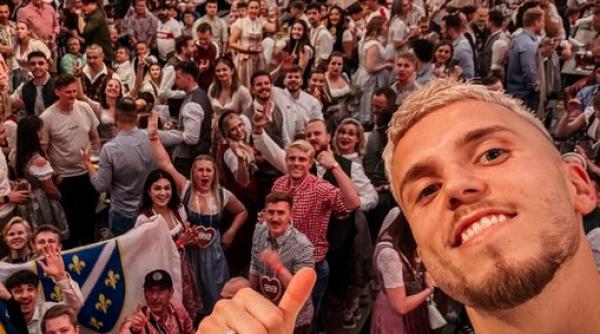 Ermedin Demirovic, care a promis bere gratis dacă Bosnia ajunge la CM 2026, s-a ținut de cuvânt: 800 de litri pentru 2.500 de fani