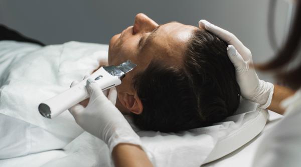 o cosmeticiana de 23 de ani din sibiu este cercetata pentru ca ar fi efectuat proceduri estetice medicale fara drept in ultimii 5 ani