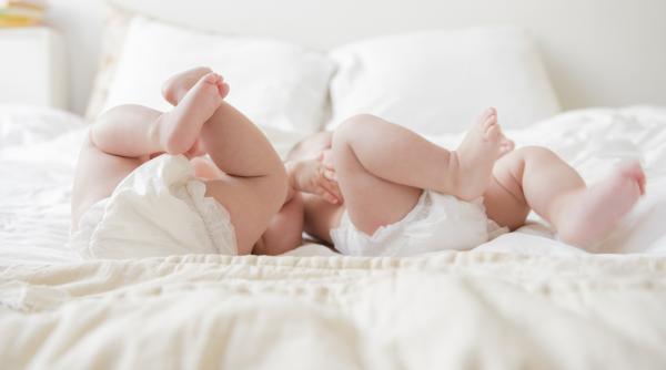 o femeie care a nascut gemenii a aflat ca acestia au tati diferiti