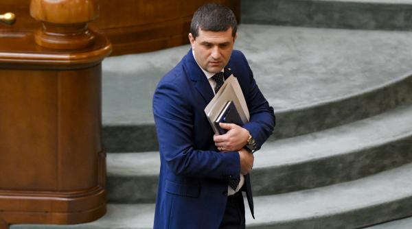 Radu Miruţă este acuzat că s-a opus proiectului "Cea mai modernă armă de asalt, produsă la Cugir". "Voia să o facă o companie străină"