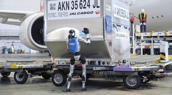 robotii umanoizi vor manipula bagaje intr un aeroport din japonia din cauza numarului mare turisti si a lipsei de personal