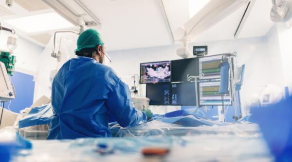 un baiat s a dus la spital pentru ca il durea urechea si capul medicii i au descoperit un glont despre care el nu stia