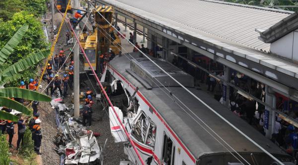 Un tren a spulberat ultimul vagon al unei garnituri feroviare cu navetiști. Sunt zeci de victime, 14 decese confirmate, în Indonezia