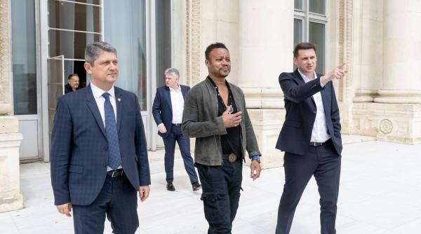 Actorul Cuba Gooding Jr. a vizitat Senatul României. Ce cadou a primit şi ce replică celebră i s-a tot rostit