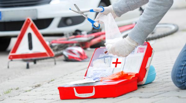 Ce se întâmplă dacă circuli cu trusa medicală auto desfăcută sau expirată. Amenzi din Codul Rutier în 2026