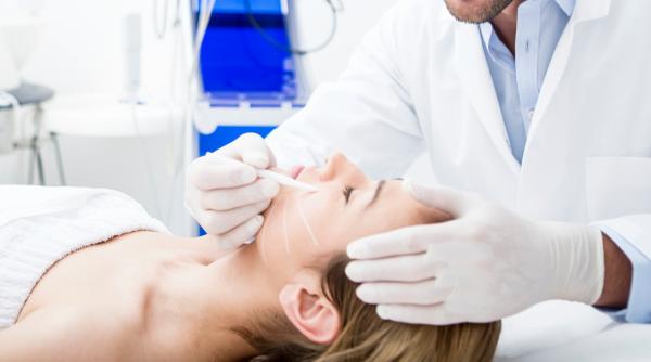 Colegiul Medicilor îl cercetează pe medicul din București la care o pacientă a mers pentru lifting și a ajuns în comă, apoi a murit