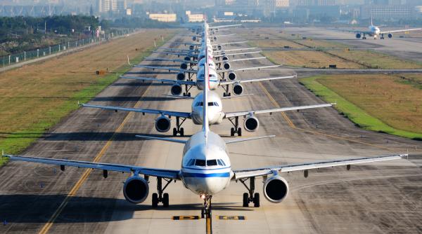 Companiile aeriene low-cost sunt primele care reduc zborurile din cauza creșterii prețurilor la combustibilul pentru avioane