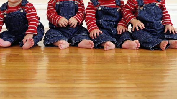 o femeie care credea ca este insarcinata cu tripleti a nascut de fapt patru copii initial i s a spus ca are gemeni