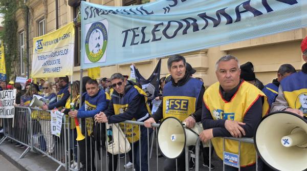 sindicalisti din educatie au venit cu sirene si vuvuzele in fata ministerului nu ne obligati sa intram din nou in greva