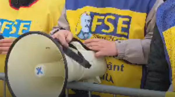 sindicalisti din educatie au venit cu sirene si vuvuzele in fata ministerului nu ne obligati sa intram din nou in greva