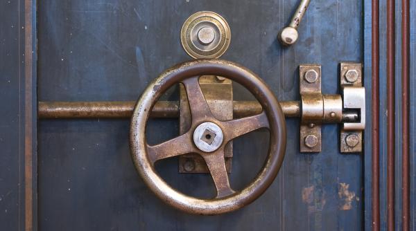 un barbat care a cumparat un seif vechi cu 15 euro a gasit in el o comoara de 30 000 de euro