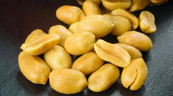 Alune cu aflatoxine, retrase din mai multe supermarketuri: Cum arată punga de arahide și lista magazinelor unde s-a vândut