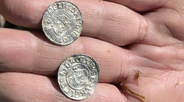 Descoperire arheologică unică de tezaur: S-au găsit 3.000 de monede de argint pe un câmp. E cea mai mare comoară vikingă din Norvegia