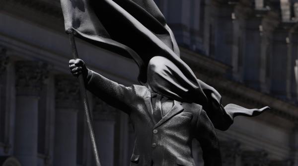 O statuie uriașă a apărut peste noapte în centrul Londrei. Poartă semnătura lui Banksy
