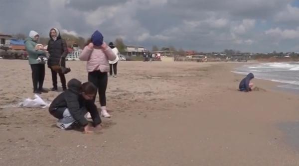 imagini de la mare de 1 mai 2026 in vama veche oamenii poarta geci si caciuli pe plaja cum va fi vremea in continuare