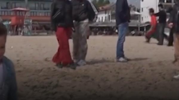 imagini din vama veche de 1 mai 2026 e frig oamenii poarta geci si caciuli pe plaja