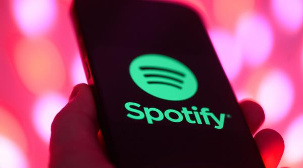 spotify va adauga un ecuson verificat pentru a distinge artistii umani de cei ai