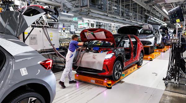trump anunta ca taxeaza cu 25 autoturismele din ue presedintele sua acuza uniunea ca nu respecta acordul comercial din 2025