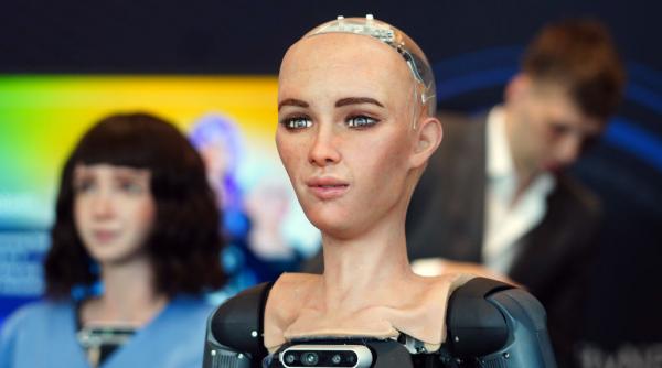 robotul umanoid sophia a sustinut primul concert de muzica clasica alaturi de o orchestra