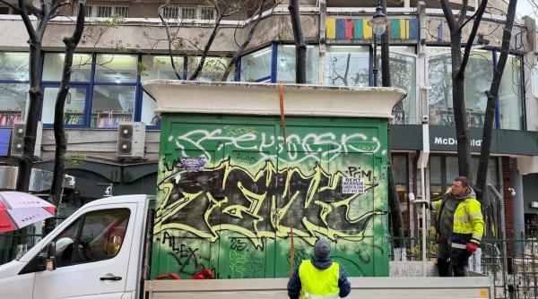 un chiosc uitat de 20 de ani in centrul bucurestiului a fost ridicat de autoritati imagini cu ce au gasit muncitorii sub el