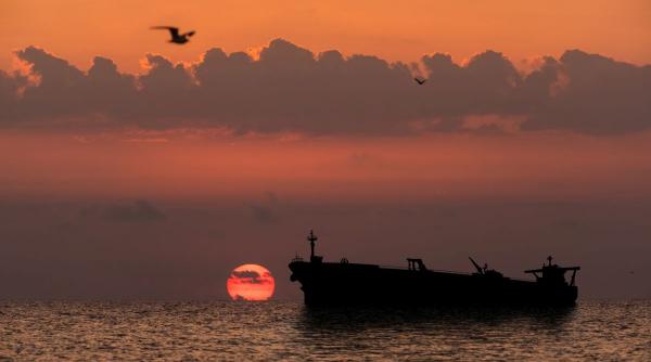 un petrolier a fost capturat de pirati in largul yemenului si dus spre somalia este al treilea vas deturnat in ultimele zece zile