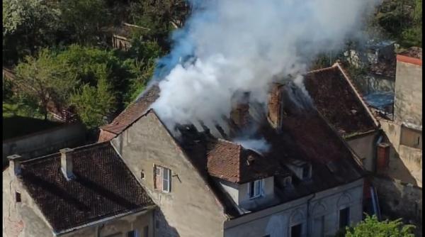 alerta in brasov dupa ce o cladire istorica a luat foc fumul gros s a vazut in tot centrul orasului
