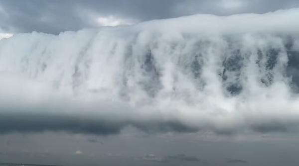 imagini spectaculoase in brazilia un nor urias ca un tub s a rostogolit deasupra unei plaje pline de turisti