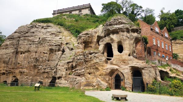 orasul devenit capitala subterana a europei are deja 1 000 de pesteri si inca se descopera altele noi cum arata casa lui robin hood