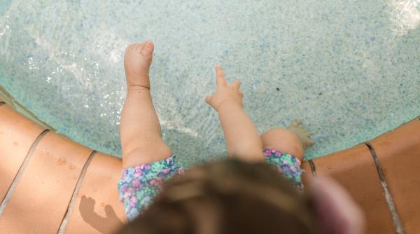 un copil de 1 an si 4 luni din craiova a murit inecat dupa ce a cazut in piscina din curtea bunicilor in satul toceni din dolj