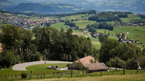 cum a reusit sa obtina un tanar din elvetia sute de terenuri si drumuri fara sa plateasca pentru ele absolut nimic