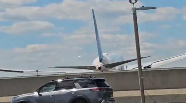momentul in care un avion boeing 767 a lovit un camion si un stalp de iluminat inainte de aterizarea pe aeroportul newark