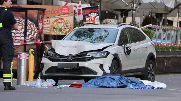 o masina a intrat in multime in leipzig doi morti si mai multi raniti