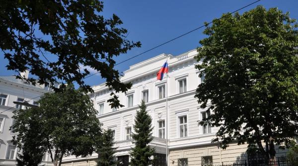 padurea de antene de pe acoperisul ambasadei rusiei din viena austria acuza spionajul moscovei
