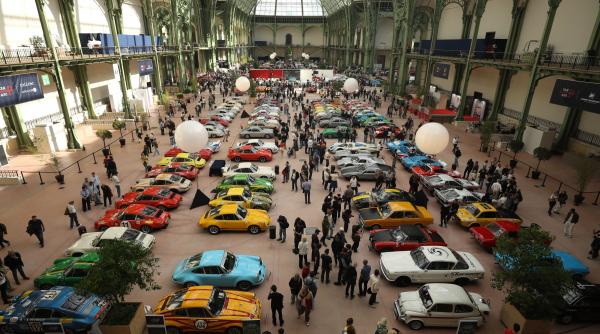 peste 230 de masini de epoca expuse sub cupola de sticla a marelui palat din paris imagini cu automobilele retro de la tour auto 2026