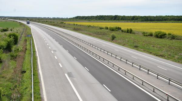 un barbat care mergea pe jos pe autostrada a1 a devenit agresiv cand politistii l au oprit mai drogatule tu stii cu cine vorbesti