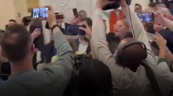 derapaj grobian al dianei sosoaca ilie bolojan a fost insultat si huiduit pe holurile parlamentului